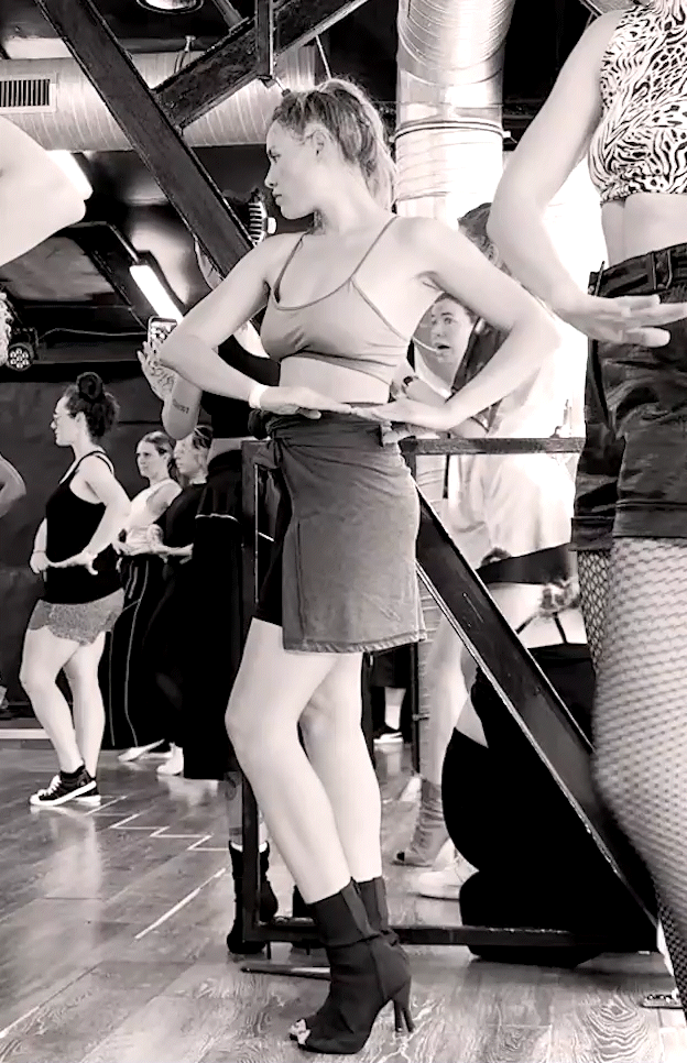 Laura Nguyen Chi tanzt in den LAX Studios Paris